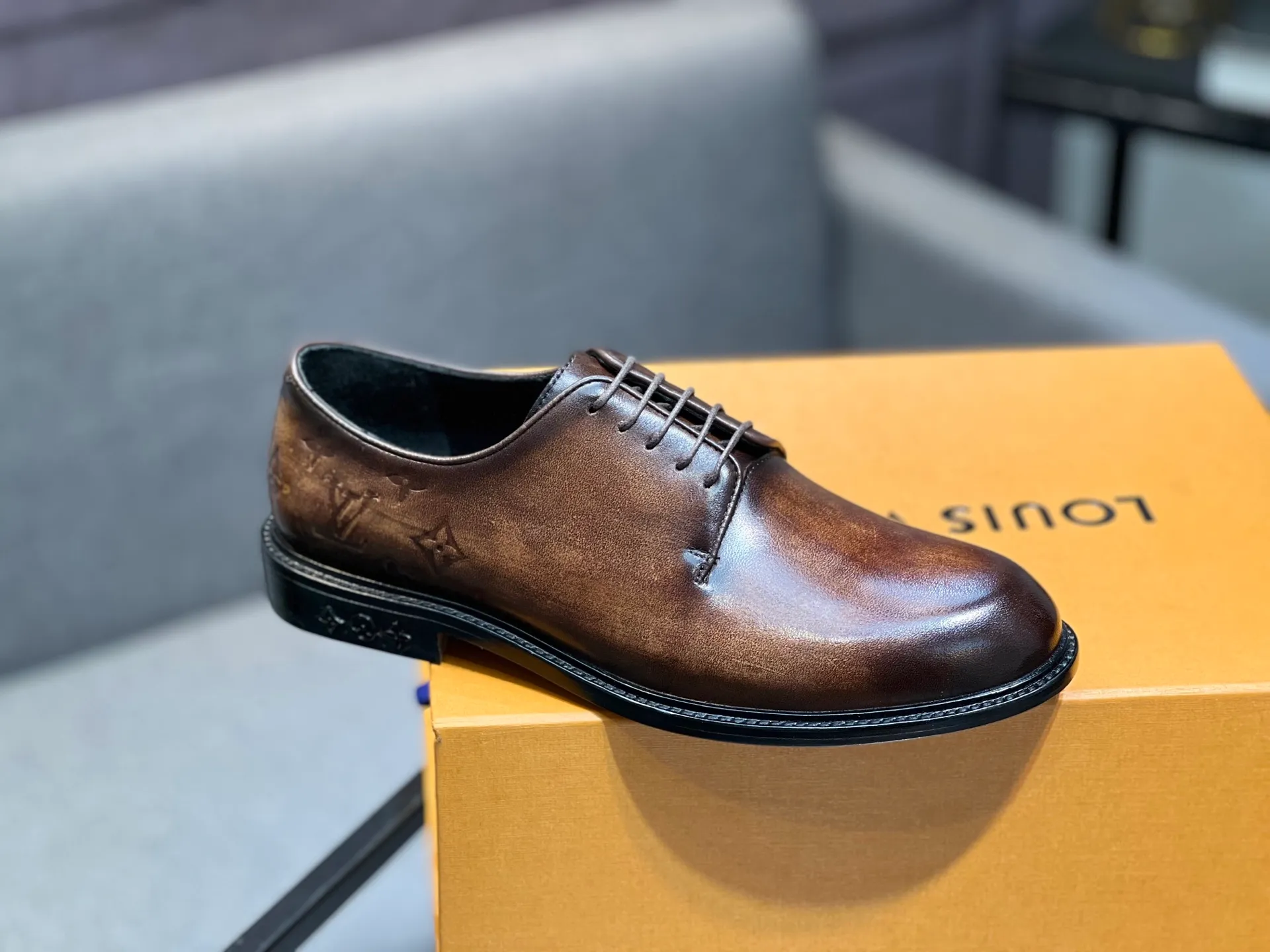 Men's shoes 💰1020 LV top luxury brand, high-quality men's business formal leather shoes, imported genuine leather soles! Customized imported leather, the first layer of open-edge beaded lacquered cowhide, the texture is incomparable, the imported cowhide lining, high-end high-end shoes, don't miss it! size:39-44 (Male 38 45 46 customized)